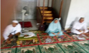 Ibu Dr. Hj. Hamdanah, M.Ag dan Bapak Ajahari, M.Ag menyampaikan Materi di Masjid Al Husna Desa Tahawa