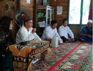 Bapak Abdul Khair, MH dan Dra. Hj. ST. Rahmah, M.SI menyampaikan Materi bertempat di Masjid Al-Hijrah Desa Parahangan